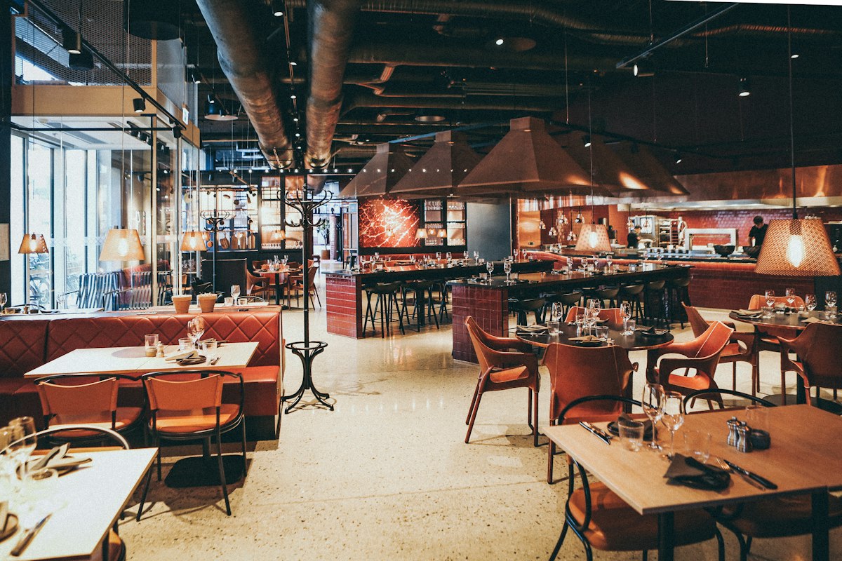 Ambiente comercial ilustrativo; não é uma foto da obra Reforma de Restaurante — Espaço de Alimentação